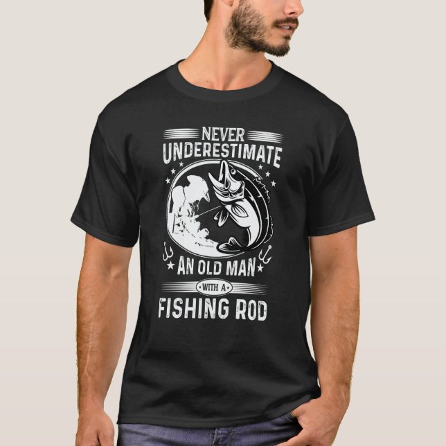 Camiseta Never Underestimate An Old Man With A Fishing Rod  (Anverso)