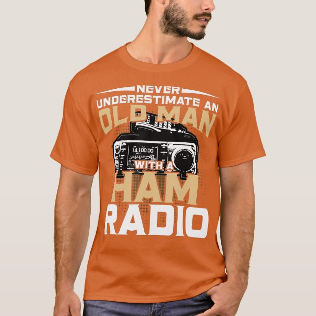 Camiseta Never Underestimate An Old Man With A Ham Radio (Anverso)