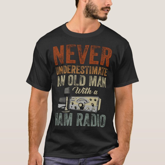 Camiseta Never Underestimate An Old Man With A Ham Radio  1 (Anverso)
