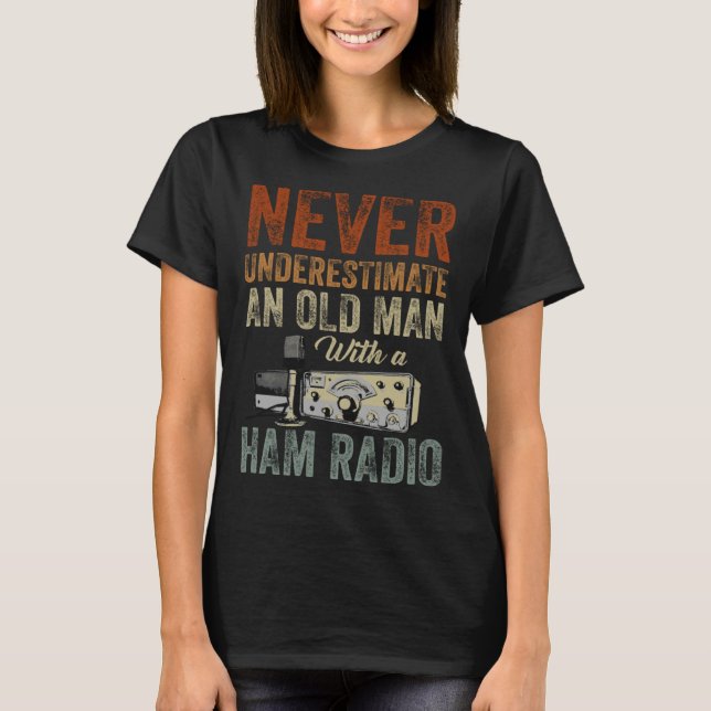 Camiseta Never Underestimate An Old Man With A Ham Radio  1 (Anverso)