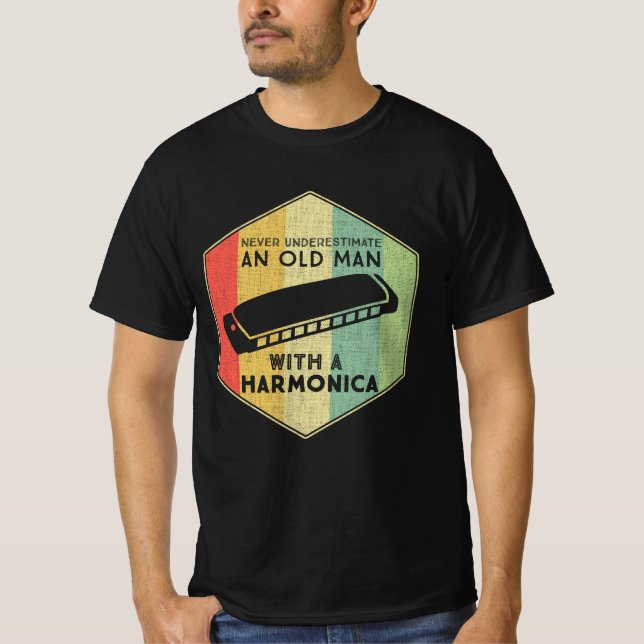 Camiseta Never Underestimate An Old Man With A Harmonica (Anverso)