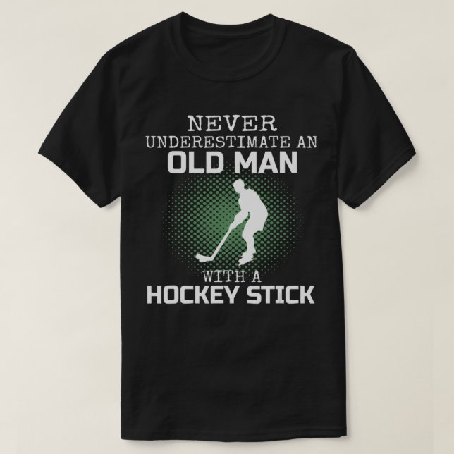 Camiseta Never Underestimate An Old Man With A Hockey Stick (Diseño del anverso)