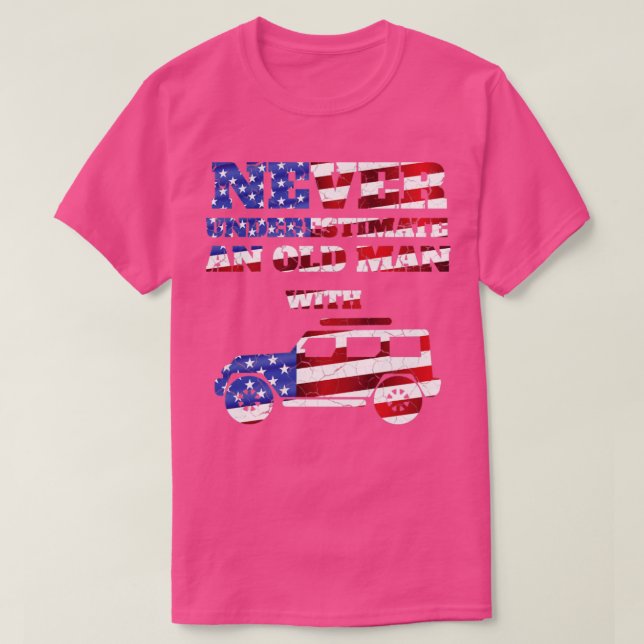 Camiseta Never underestimate an old man with a jeep1 (Diseño del anverso)