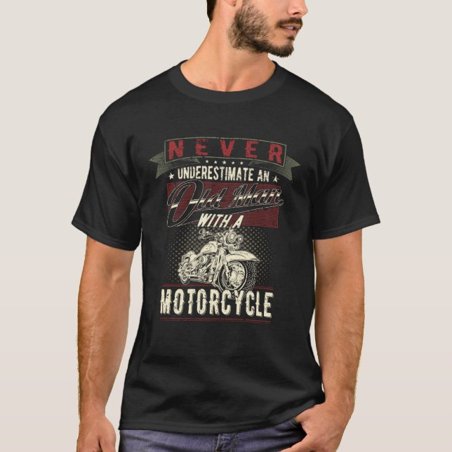 Camiseta Never Underestimate An Old Man With A Motorcycle V (Anverso)