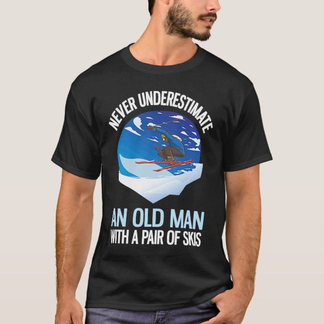 Camiseta Never Underestimate An Old Man With A Pair Of Skis (Anverso)
