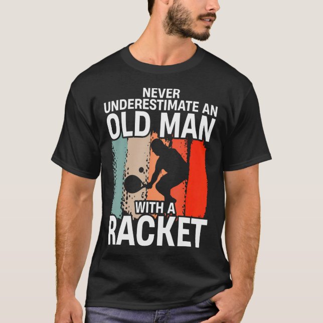 Camiseta Never Underestimate An Old Man With A Racket Funny (Anverso)