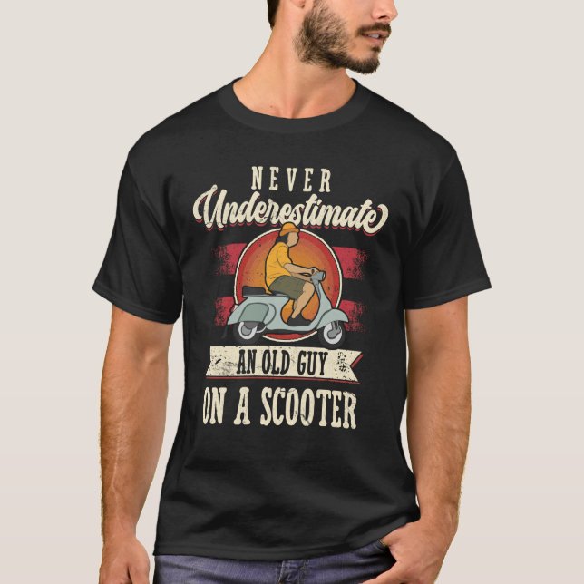 Camiseta Never Underestimate An Old Man With A Scooter Pro  (Anverso)
