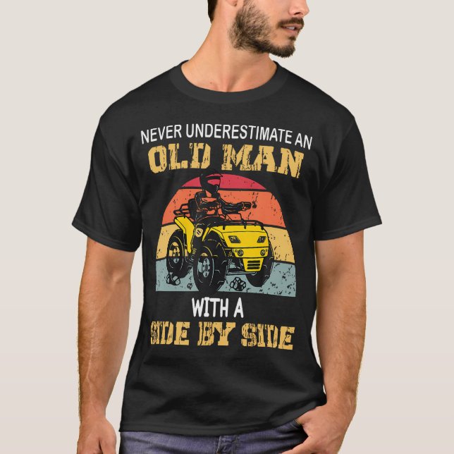 Camiseta Never Underestimate An Old Man With A Side By Side (Anverso)