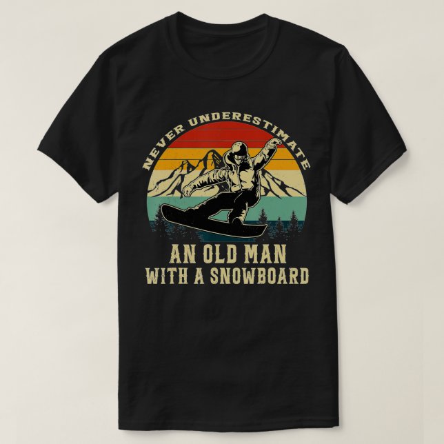 Camiseta Never Underestimate An Old Man With A Snowboard Sn (Diseño del anverso)