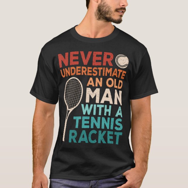 Camiseta Never Underestimate An Old Man With A Tennis Racke (Anverso)