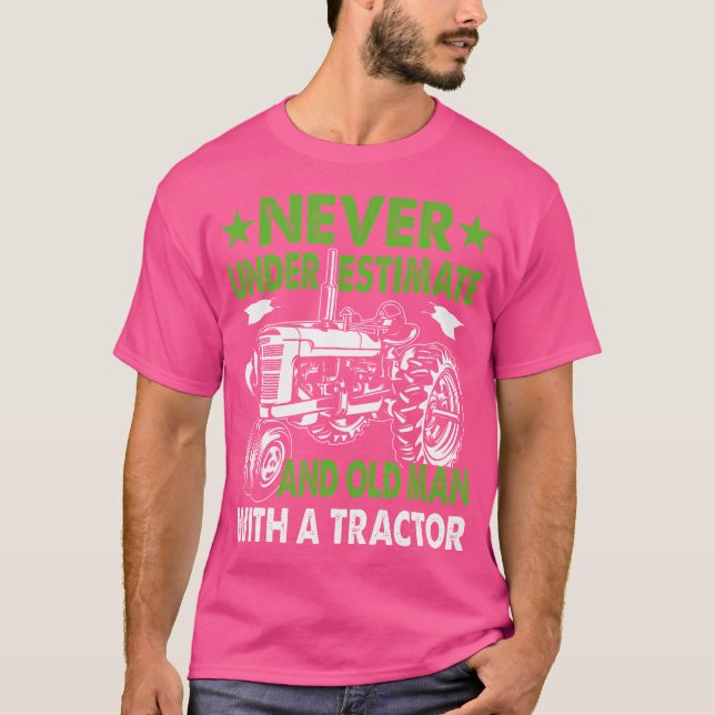 Camiseta Never Underestimate An Old Man With A Tractor (Anverso)