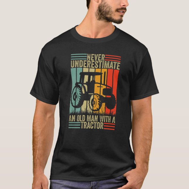 Camiseta Never Underestimate An Old Man With A Tractor  Far (Anverso)