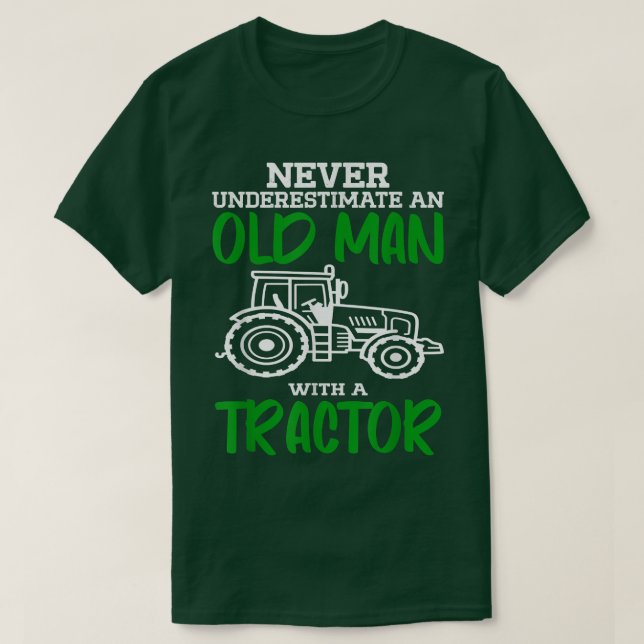 Camiseta Never Underestimate An Old Man With A Tractor Farm (Diseño del anverso)