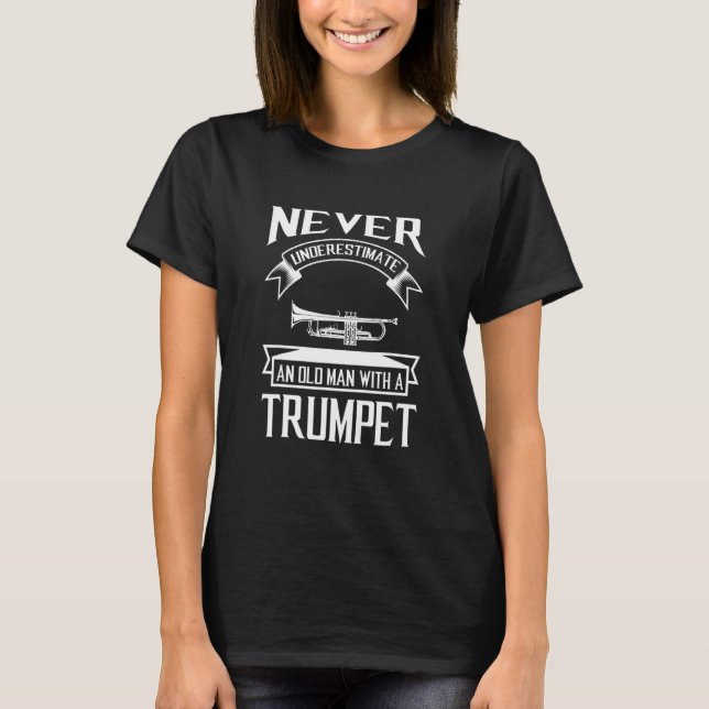 Camiseta Never Underestimate An Old Man With A Trumpet Trum (Anverso)
