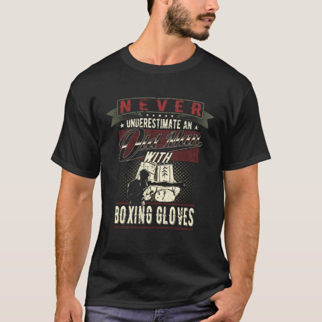 Camiseta Never Underestimate An Old Man With Boxing Gloves  (Anverso)