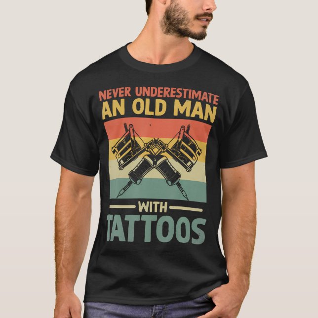 Camiseta Never Underestimate An Old Man With Tattoos (Anverso)
