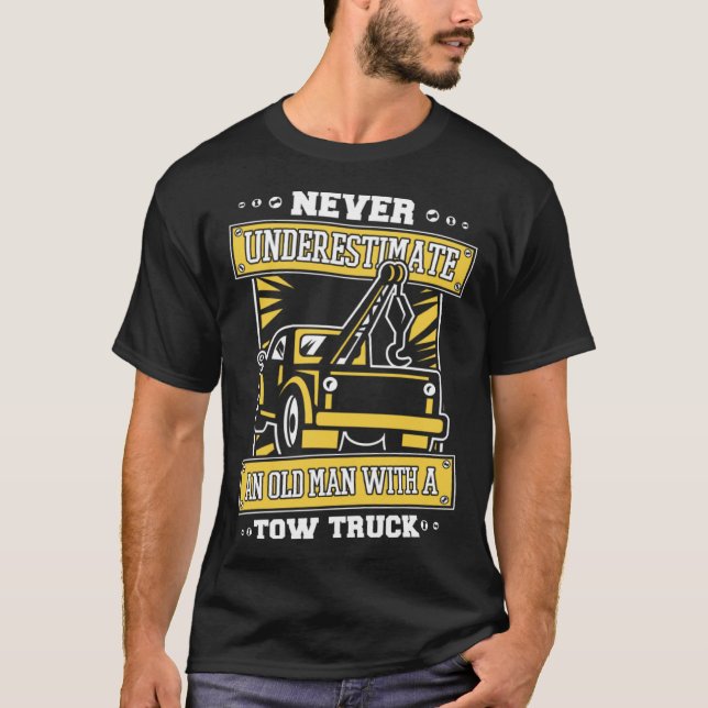 Camiseta Never Underestimate An Old Man With Tow Truck Tow  (Anverso)