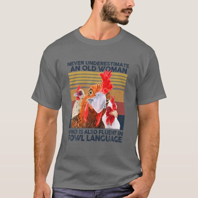 Camiseta Never Underestimate An Old Woman Fluent In Fowl La (Anverso)