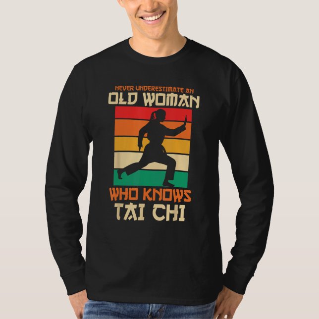 Camiseta Never Underestimate An Old Woman Who Knows Tai Chi (Anverso)