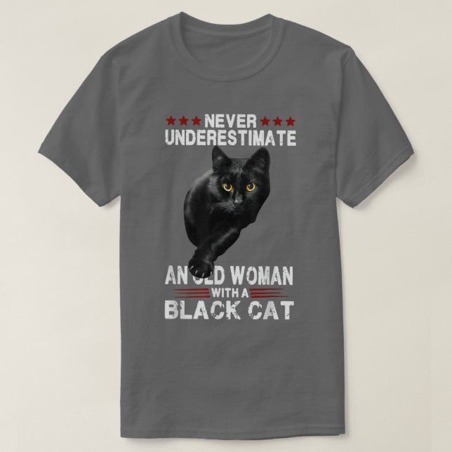 Camiseta Never Underestimate An Old Woman With A Black Cat  (Diseño del anverso)