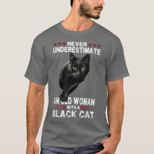 Camiseta Never Underestimate An Old Woman With A Black Cat 