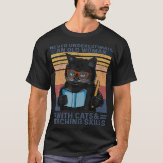 Camiseta Never Underestimate An Old Woman With Cats & Teach