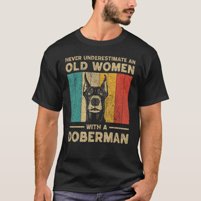 Camiseta Never Underestimate An Old Women With A Doberman P (Anverso)