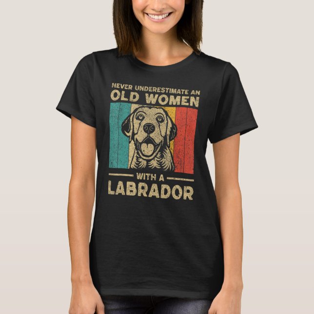 Camiseta Never Underestimate An Old Women With A Labrador (Anverso)