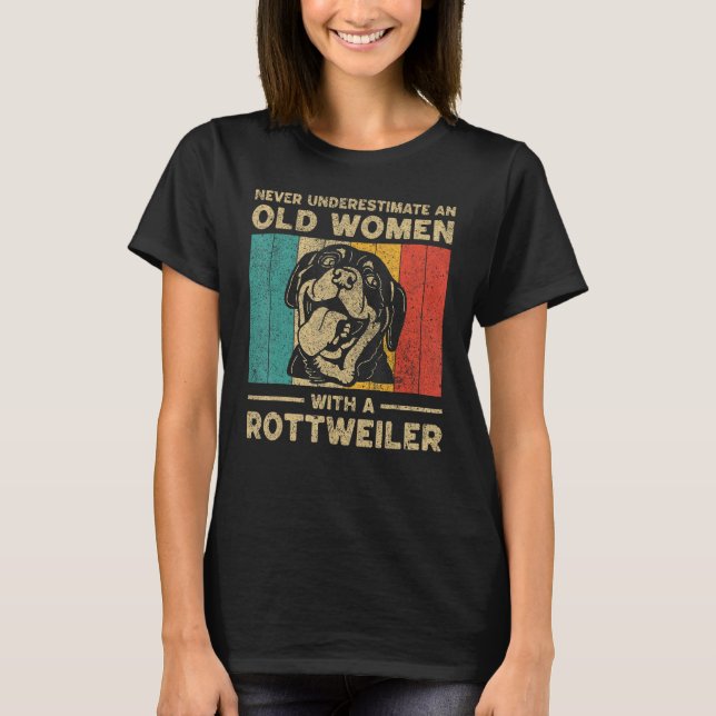 Camiseta Never Underestimate An Old Women With A Rottweiler (Anverso)