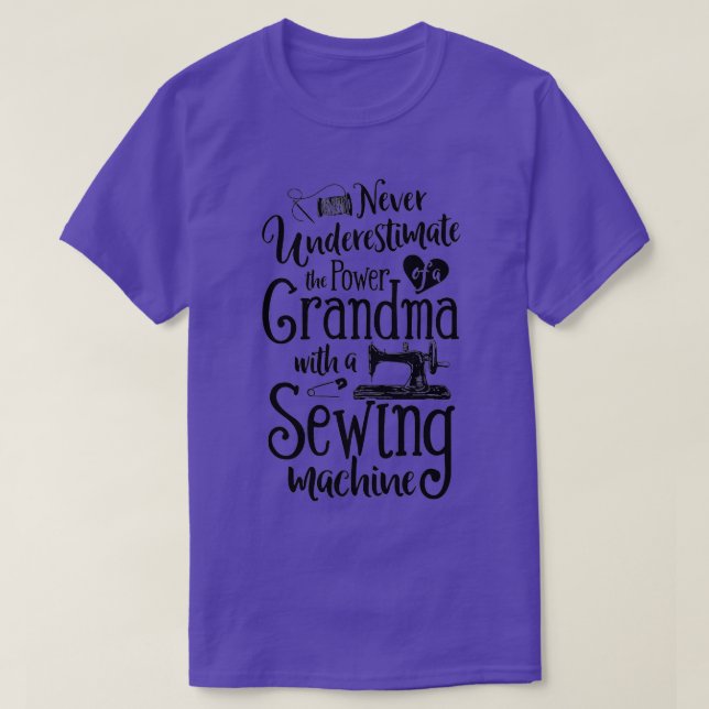 Camiseta Never Underestimate Grandma With A Sewing Machine  (Diseño del anverso)