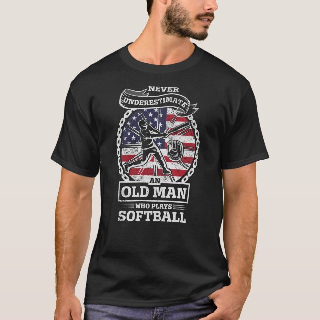 Camiseta Never Underestimate Old Man Plays Softball Player  (Anverso)
