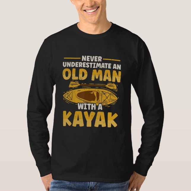 Camiseta Never Underestimate Old Man With A Kayak (Anverso)