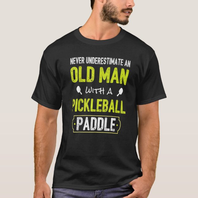 Camiseta Never Underestimate Old Man with Pickleball Paddle (Anverso)