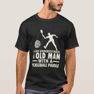 Camiseta Never Underestimate Old With Pickle