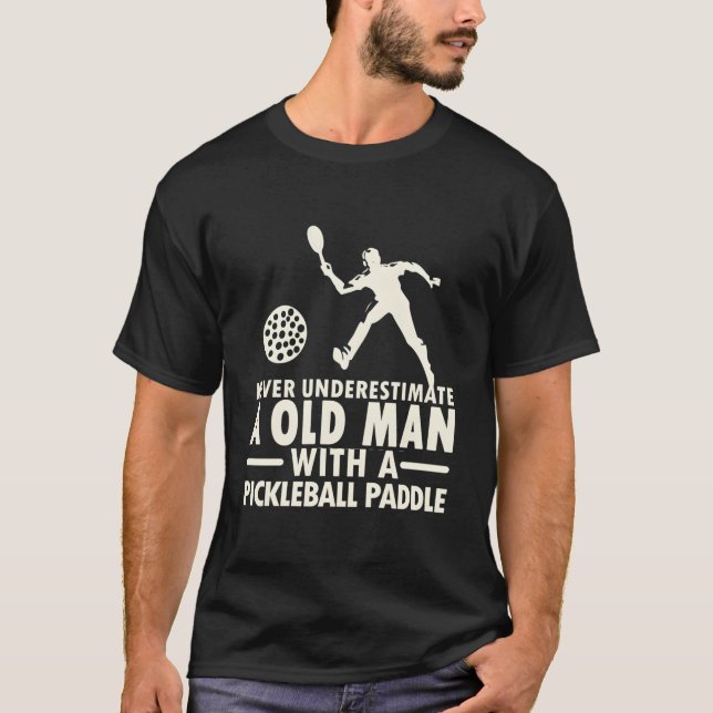 Camiseta Never Underestimate Old With Pickle (Anverso)
