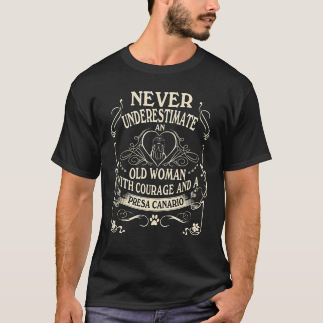 Camiseta Never Underestimate Old Woman Courage & Presa Cana (Anverso)