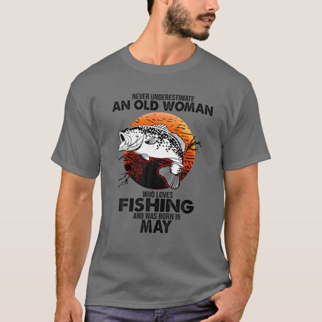 Camiseta Never Underestimate Old Woman Loves Fishing Born I (Anverso)