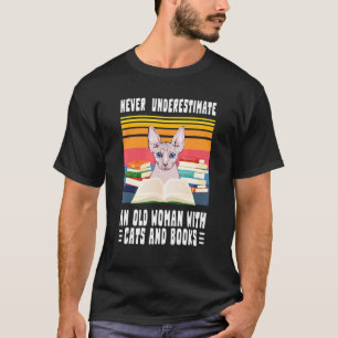 Camiseta Never Underestimate Old Woman With Cats And Books