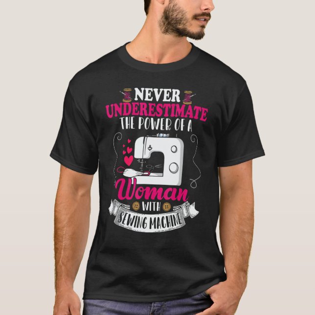 Camiseta Never Underestimate Power Of Woman Sewing Machines (Anverso)