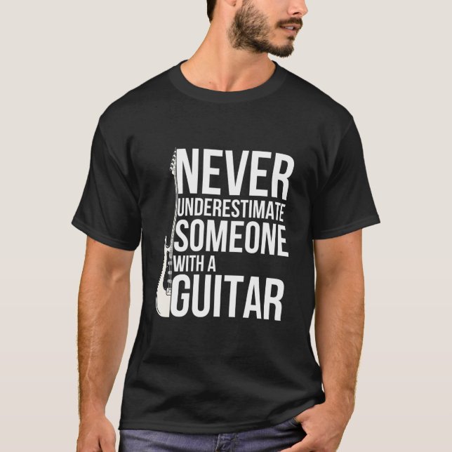 Camiseta Never Underestimate Someone With A Guitar Players (Anverso)