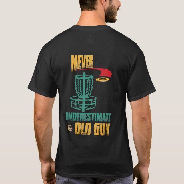 Camiseta Never Underestimate The Old Guy Disc Golf Frisbee (Reverso)