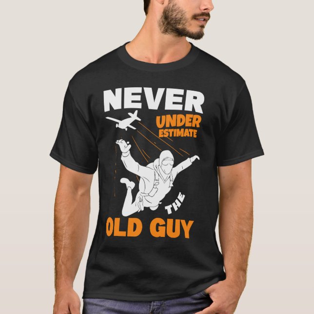 Camiseta Never Underestimate The Old Parachuter Grandpa Sky (Anverso)