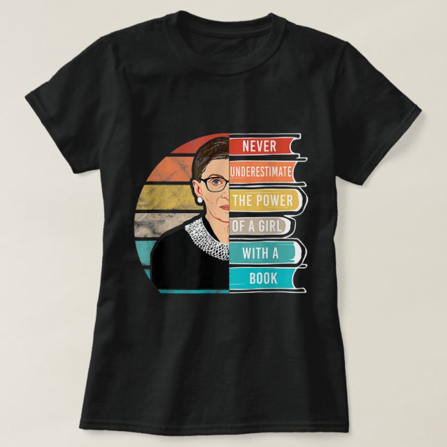 Camiseta Never Underestimate The Power Of A Girl With Book  (Diseño del anverso)