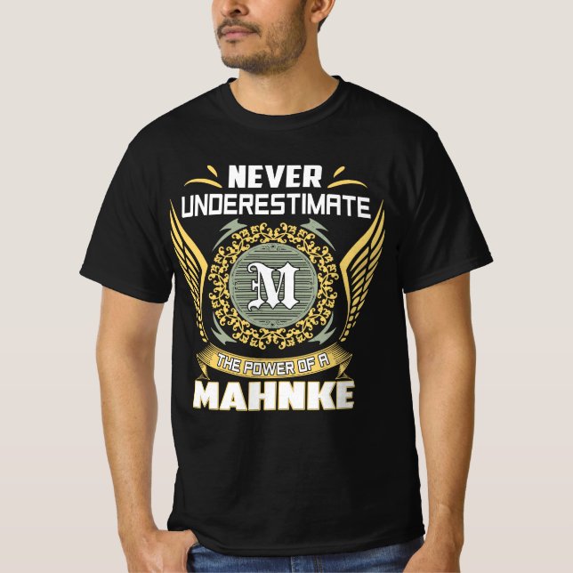 Camiseta Never Underestimate The Power Of A Mahnke (Anverso)