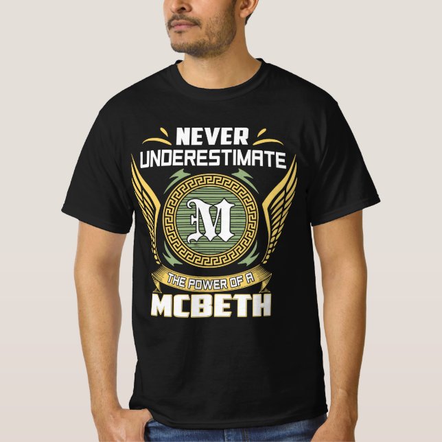 Camiseta Never Underestimate The Power Of A Mcbeth (Anverso)