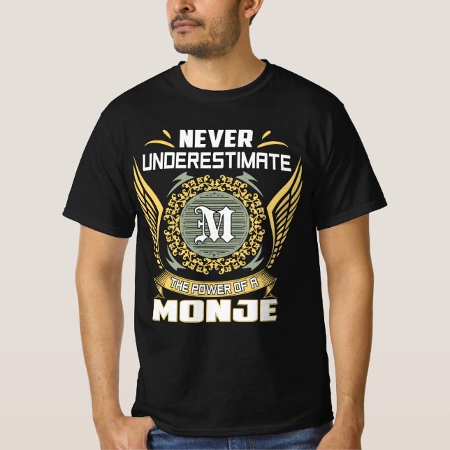 Camiseta Never Underestimate The Power Of A Monje (Anverso)