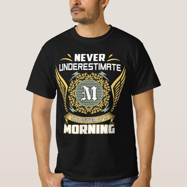 Camiseta Never Underestimate The Power Of A Morning (Anverso)