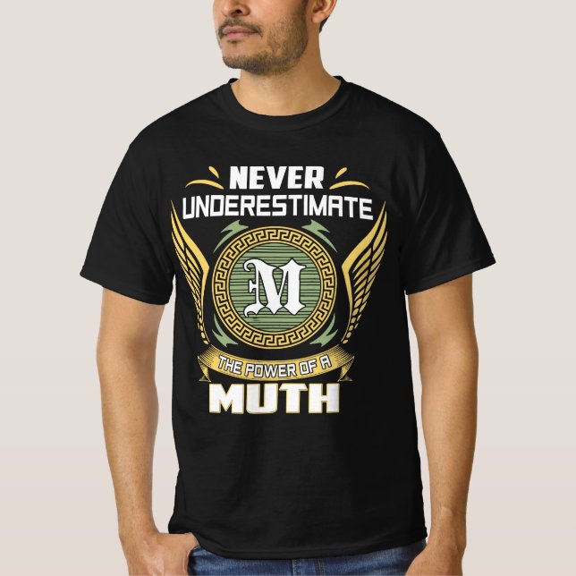 Camiseta Never Underestimate The Power Of A Muth (Anverso)
