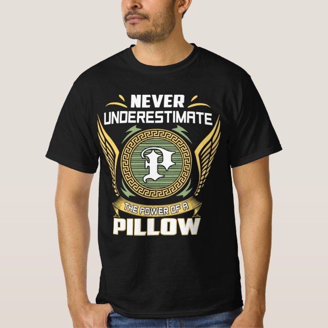 Camiseta Never Underestimate The Power Of A Pillow (Anverso)