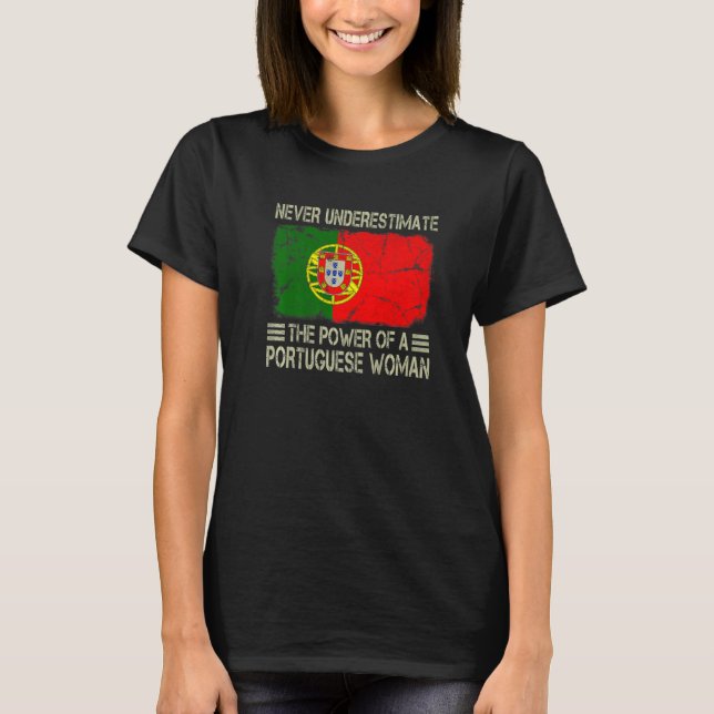 Camiseta Never Underestimate The Power of a Portuguese Woma (Anverso)